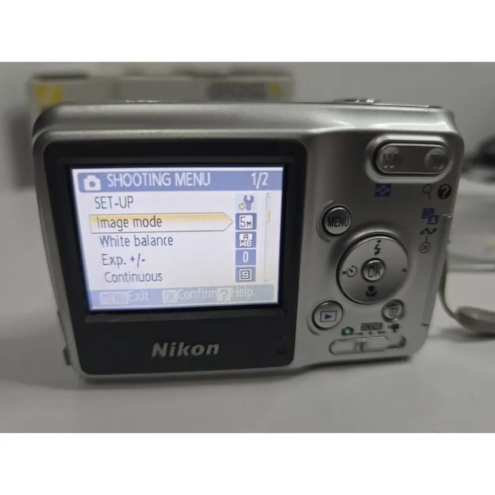Nikon Coolpix L3 5.1MP Digital Camera Compact 2gb Sd Card Silver Works & Box